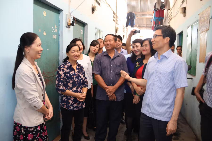 Đoàn khảo sát đến nhà trọ dành cho công nhân để nắm tình hình