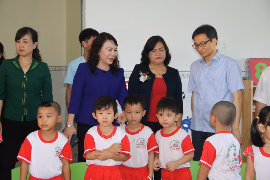 Phó Thủ tướng Vũ Đức Đam thăm trường mầm non phường Long Bình