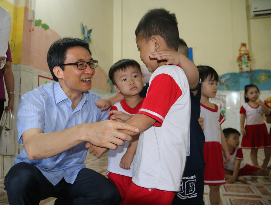 Phó Thủ tướng Vũ Đức Đam vui vẻ trò chuyện với trẻ 