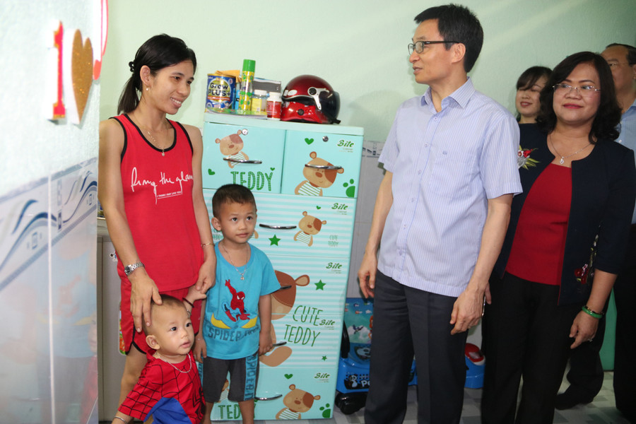 Phó Thủ tướng trò chuyện với một gia đình trong khu nhà trọ