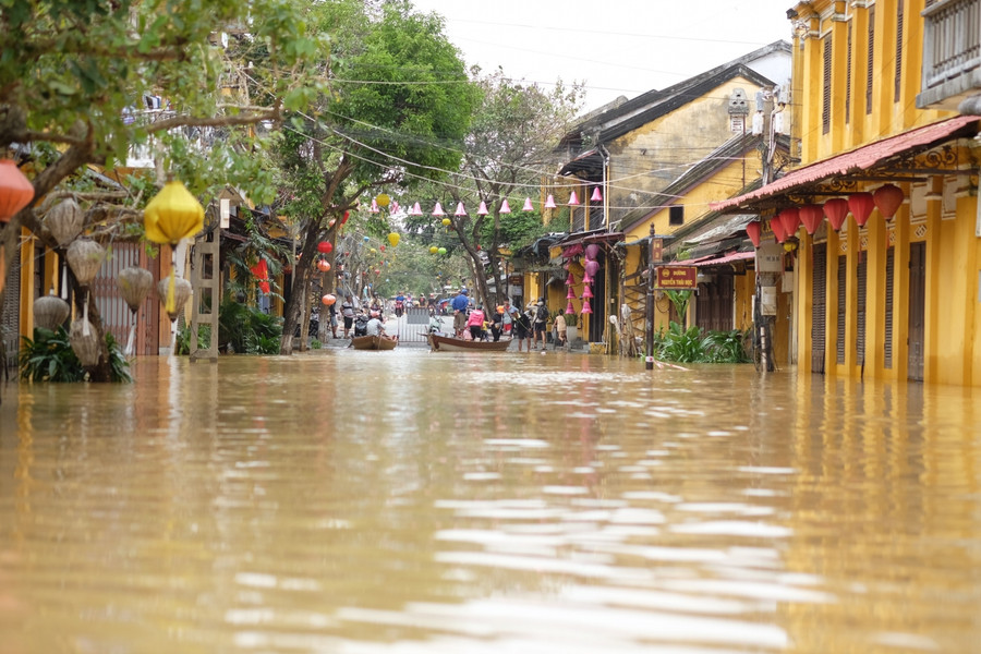 Cuộc sống của người dân khá khó khăn do ảnh hưởng của lũ lụt.