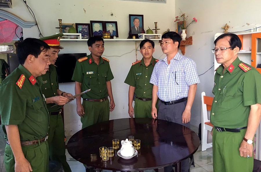 Công an đọc lệnh bắt ông Trần Trường Sơn - Phó Chủ tịch UBND TP Trà Vinh. Ảnh: CATV Công an đọc lệnh bắt ông Trần Trường Sơn - Phó Chủ tịch UBND TP Trà Vinh. Ảnh: CATV