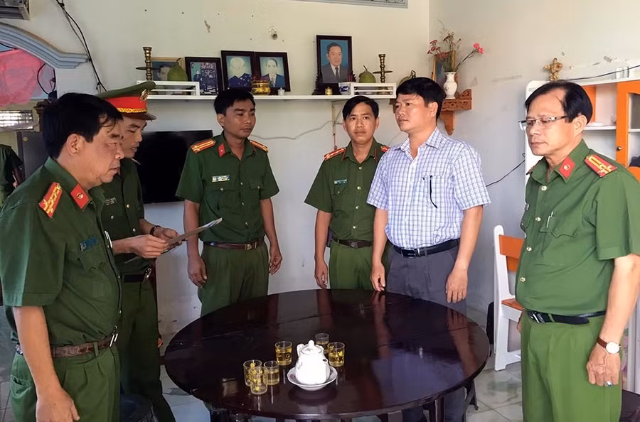 Công an đọc lệnh bắt ông Trần Trường Sơn - Phó Chủ tịch UBND TP Trà Vinh. Ảnh: CATV