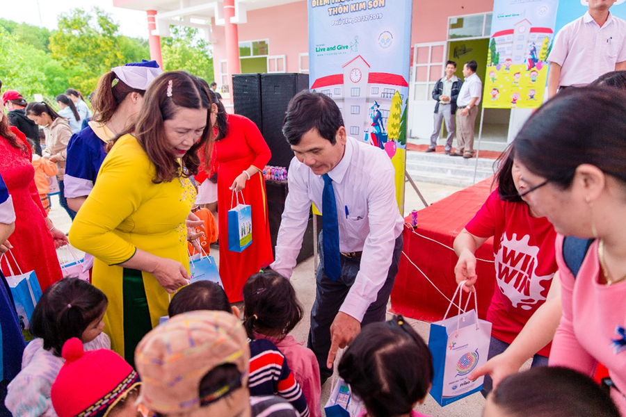 Tại Việt Nam, Sữa Cô Gái Hà Lan đã có gần hai thập kỷ thực hiện chương trình Đèm Đom Đóm với mục đích chung tay xây dựng một cuộc sống tốt đẹp hơn cho người dân Việt Nam.