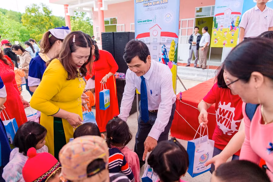 Tại Việt Nam, Sữa Cô Gái Hà Lan đã có gần hai thập kỷ thực hiện chương trình Đèm Đom Đóm với mục đích chung tay xây dựng một cuộc sống tốt đẹp hơn cho người dân Việt Nam.
