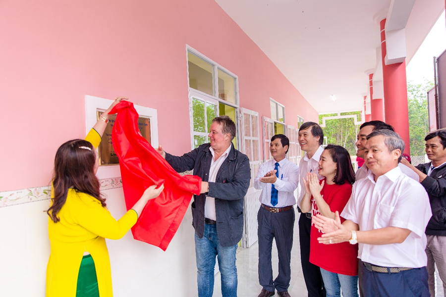 Đại diện các bên tiến hành nghi thức khánh thành Trường Mầm Non Kim Sơn.