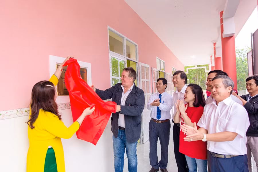 Đại diện các bên tiến hành nghi thức khánh thành Trường Mầm Non Kim Sơn.