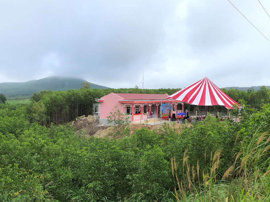 Trường Mầm Non Kim Sơn được xây mới trên khuôn viên hơn 800m2 với màu sắc vui tươi, bao gồm 3 lớp học tiêu chuẩn, 1 bếp ăn và 1 sân chơi.