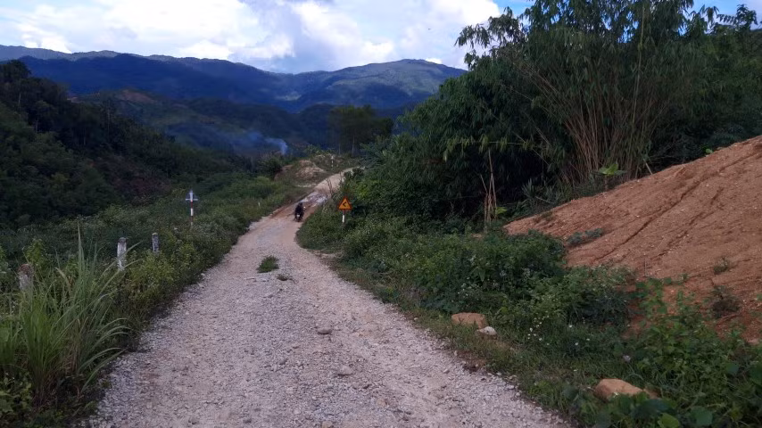 Con đường gập ghềnh sỏi đá dẫn lên điểm trường Đăk Púk.