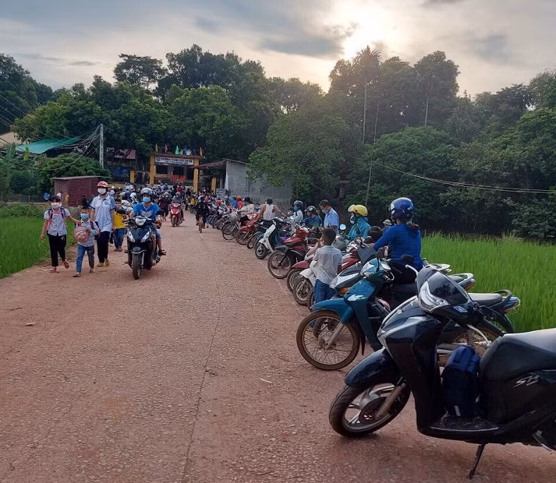 Cổng Trường Tiểu học thị trấn Hương Sơn (Phú Bình – Thái Nguyên) bố trí phụ huynh đón trẻ đứng giãn cách. Ảnh: NTCC