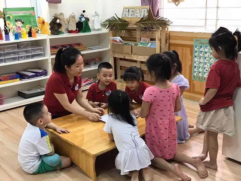 Trẻ luôn là trung tâm trong các hoạt động nuôi dạy ở Trường MN Hoa Sen (ảnh chụp thời điểm chưa giãn cách).