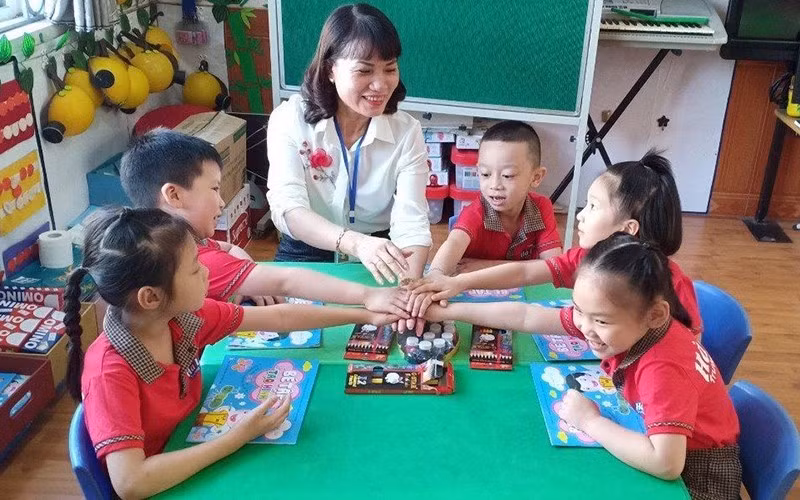 Cô Hoàng Thị Vân và trẻ lớp 5 tuổi Trường MN Hà Lầm (ảnh chụp thời điểm chưa giãn cách).