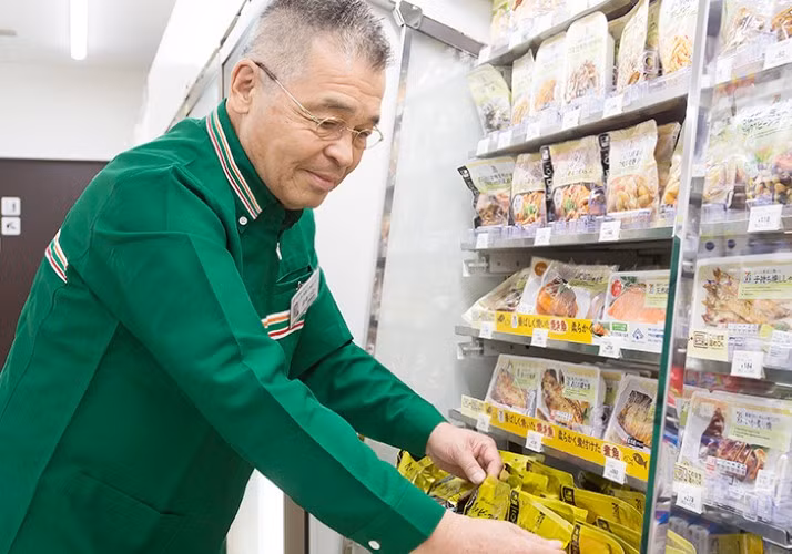 Vì mưu sinh, một số tiến sĩ đành nhận làm thêm ở các cửa hàng tiện lợi ngoài giờ lên lớp.