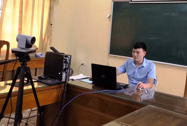 Giáo viên Trường THPT Mường Lát (Thanh Hóa) dạy trực tuyến trên lớp học. Ảnh: Thế Lượng