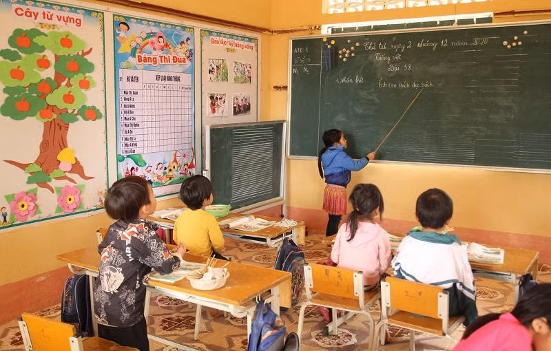 Học sinh ở các điểm bản lẻ từng học trong những lớp tối tăm, thiếu ánh sáng.