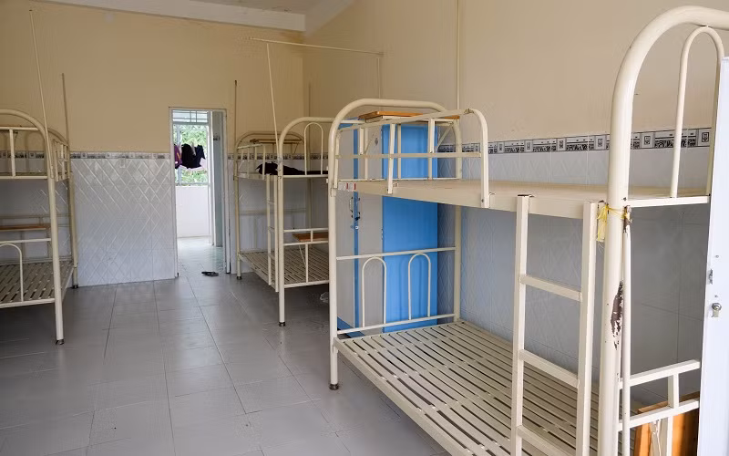 Một trường học trưng dụng làm khu cách ly tập trung. 