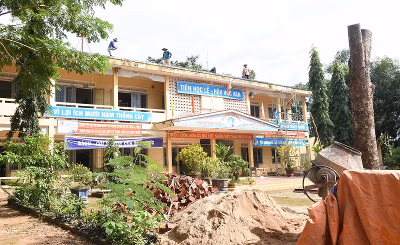 Trường học trên địa bàn tỉnh Kon Tum sửa chữa, chuẩn bị cho năm học mới.