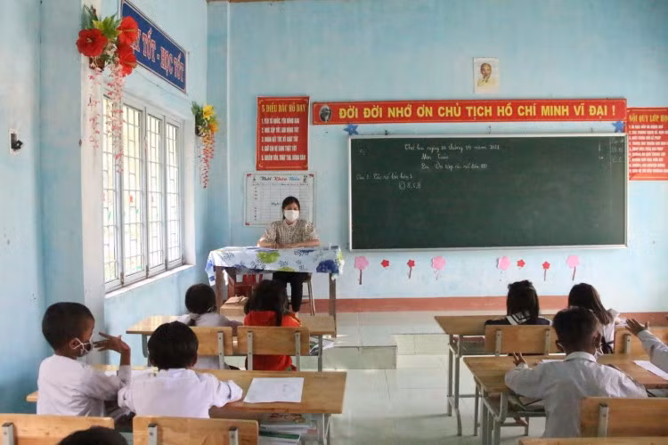 Cô Hồ Thị Thu Hà với học trò vùng khó Kon Plông.