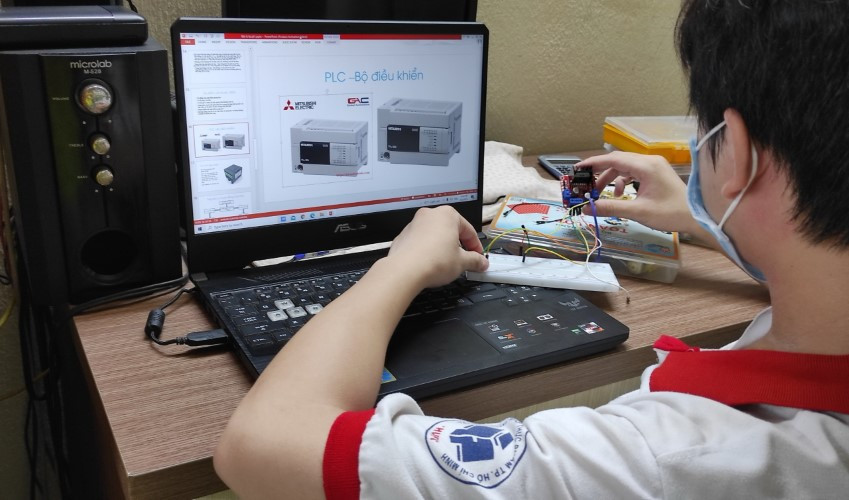 Sinh viên Trường ĐH Công nghiệp Thực phẩm TP Hồ Chí Minh thực hành online. Ảnh: NTCC