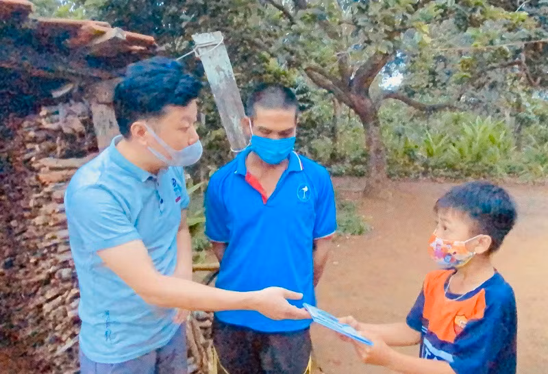 Thầy Lương Anh Quang đến giao bài và hướng dẫn em Y Kani Êban, lớp 4C Trường Tiểu học Ngô Gia Tự (huyện Krông Pắc).