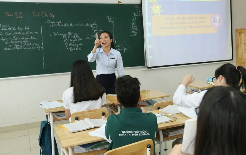 Giáo viên và học sinh Trường Phổ thông Đoàn Thị Điểm (Hưng Yên) trong giờ học. Ảnh minh họa