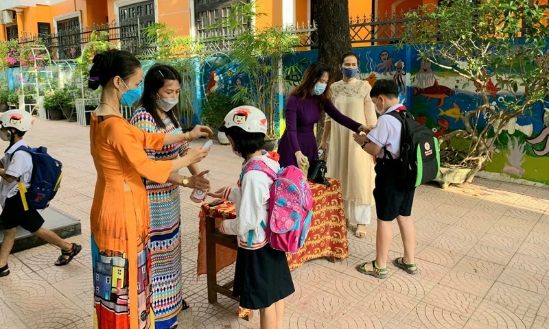 Cô và trò Trường Tiểu học Minh Khai 1, TP Thanh Hóa trong buổi học đầu tiên.