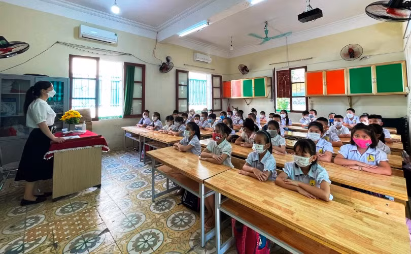 Học sinh và giáo viên tại Thừa Thiên - Huế tuân thủ quy định phòng, chống dịch bệnh Covid-19 khi đến trường.