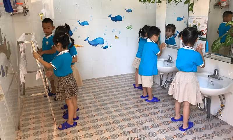 Trẻ mẫu giáo lớn Trường Mầm non Yên Ninh, TP Yên Bái, làm vệ sinh tay trước giờ ăn - Ảnh chụp trước khi có dịch Covid-19.