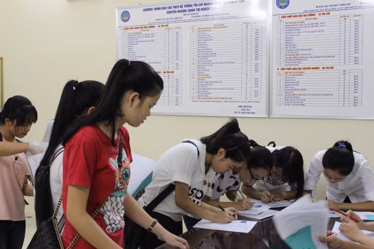 Thí sinh đến xác nhận nhập học tại Trường ĐH Thương mại (năm 2020). Ảnh: NTCC