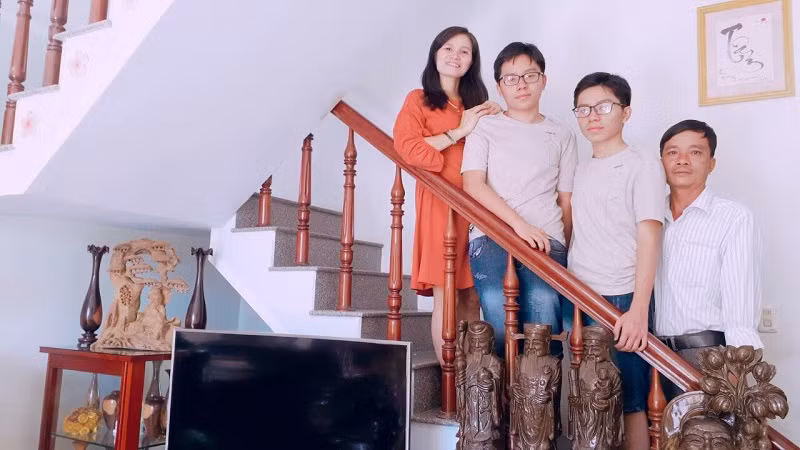 Bùi Hữu Bảo và Bùi Quốc Bảo chụp cùng bố mẹ. Ảnh: NVCC