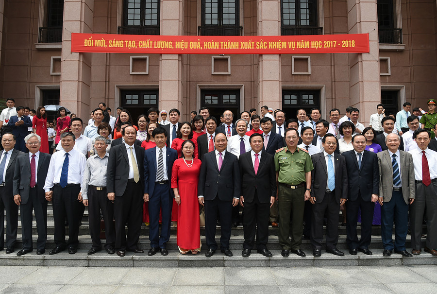 Thủ tướng chụp ảnh lưu niệm với tập thể cán bộ, giảng viên Học viện Chính trị Quốc gia Hồ Chí Minh Thủ tướng chụp ảnh lưu niệm với tập thể cán bộ, giảng viên Học viện Chính trị Quốc gia Hồ Chí Minh