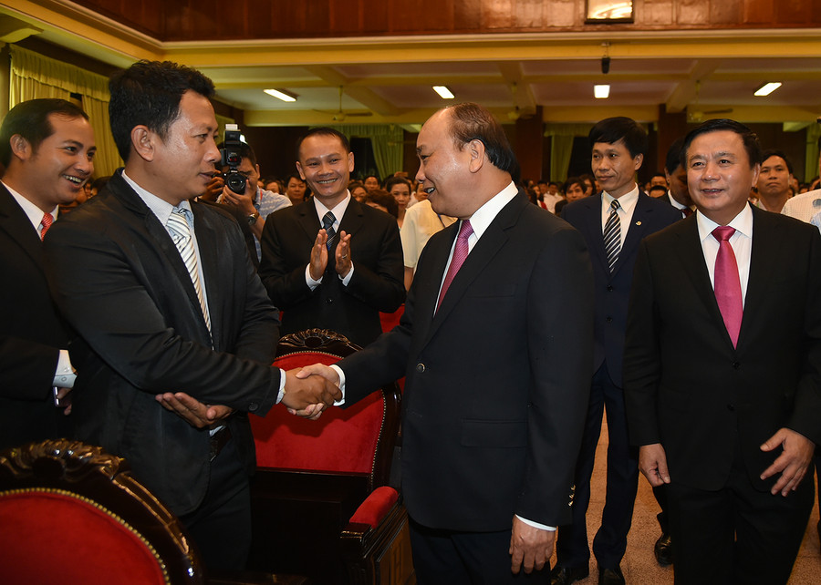 Thủ tướng thăm hỏi một học viên người Lào Thủ tướng thăm hỏi một học viên người Lào