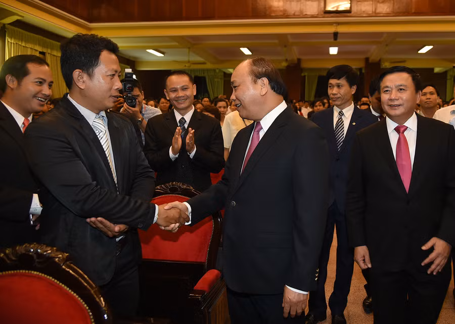 Thủ tướng thăm hỏi một học viên người Lào Thủ tướng thăm hỏi một học viên người Lào