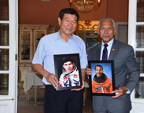 Thiếu tướng Charles Frank Bolden Jr. và Trung tướng Phạm Tuân chụp ảnh cùng ảnh chân dung của họ khi là nhà du hành vũ trụ Thiếu tướng Charles Frank Bolden Jr. và Trung tướng Phạm Tuân chụp ảnh cùng ảnh chân dung của họ khi là nhà du hành vũ trụ