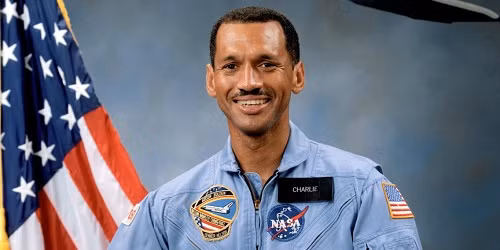Thiếu tướng Charles Frank Bolden Jr khi còn là nhà du hành vũ trụ