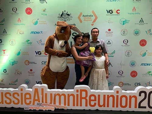 Chị Thái Thị Vân Anh cùng chồng và hai con gái