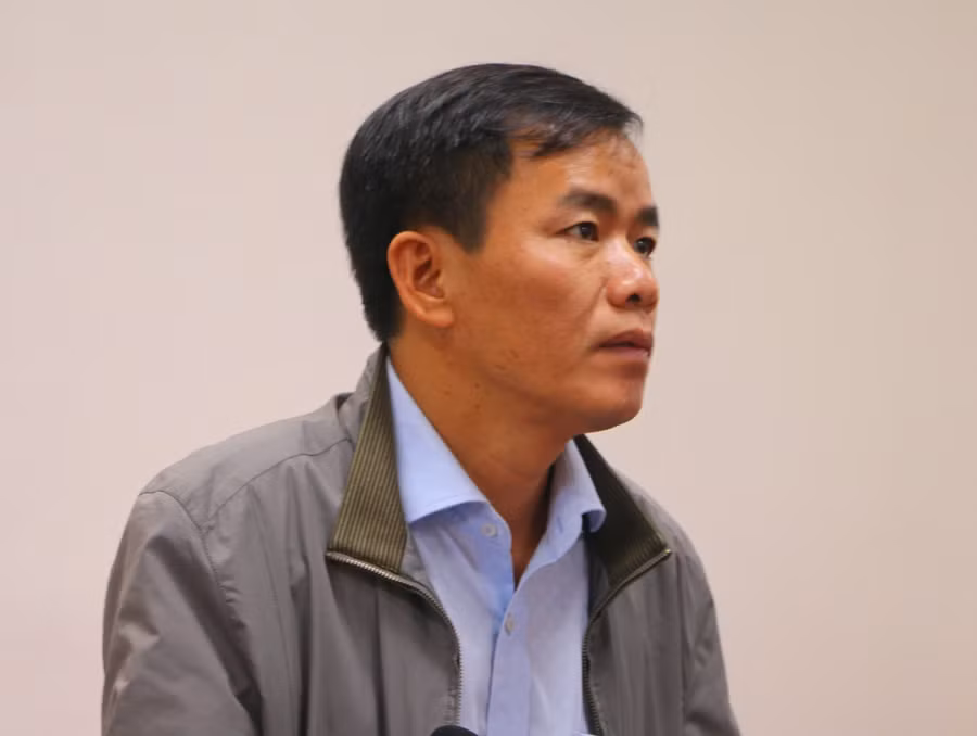 Ông Nguyễn Văn Phương chỉ đạo cuộc họp tại Sở chỉ huy tiền phương tìm kiếm các nạn nhân còn đang mất tích tại thủy điện Rào Trăng 3.