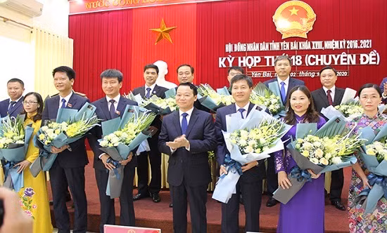 Bí thư Tỉnh ủy Đỗ Đức Duy tặng hoa chúc mừng các nhân sự trúng cử các chức danh lãnh đạo UBND tỉnh và Ủy viên UBND tỉnh.