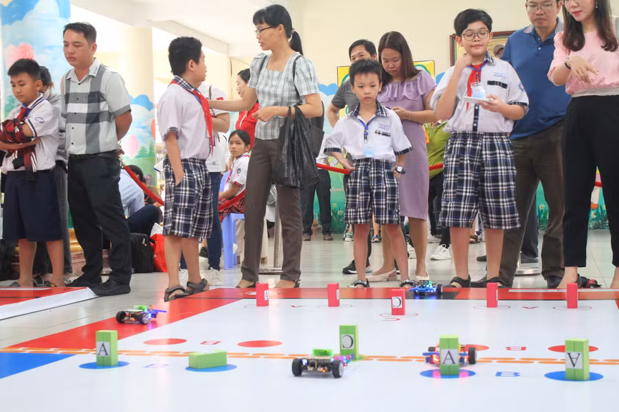 Học sinh tiểu học TP Cần Thơ tham gia Ngày hội giáo dục STEM cấp thành phố năm học 2023 - 2024. Ảnh: Q. Ngữ