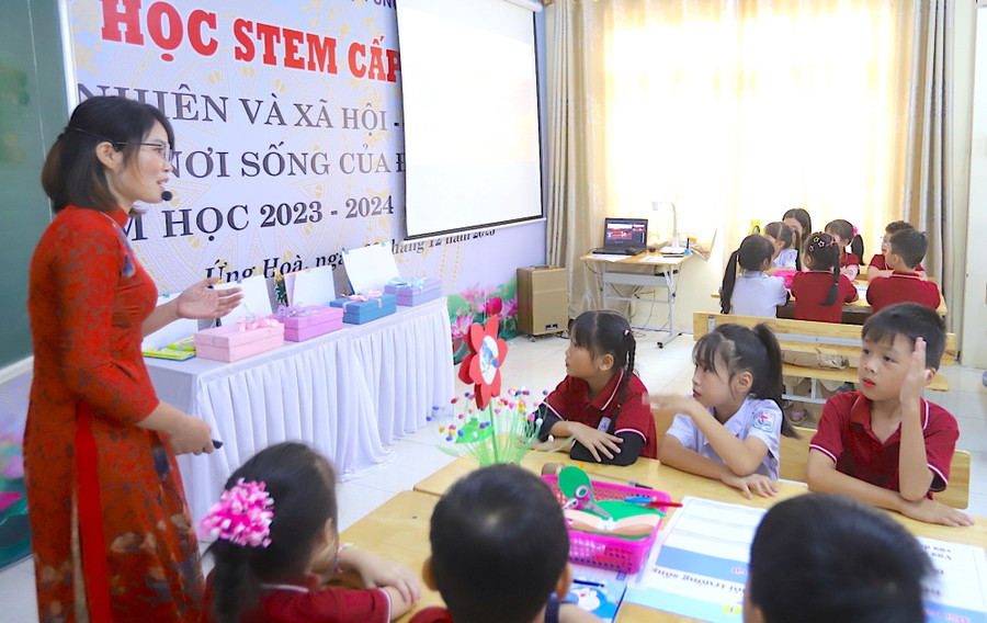 Cô Hoàng Thị Thảo - Trường Tiểu học Vạn Thái (huyện Ứng Hoà) thực hiện tiết dạy chuyên đề STEM cấp thành phố. Ảnh: Lan Anh