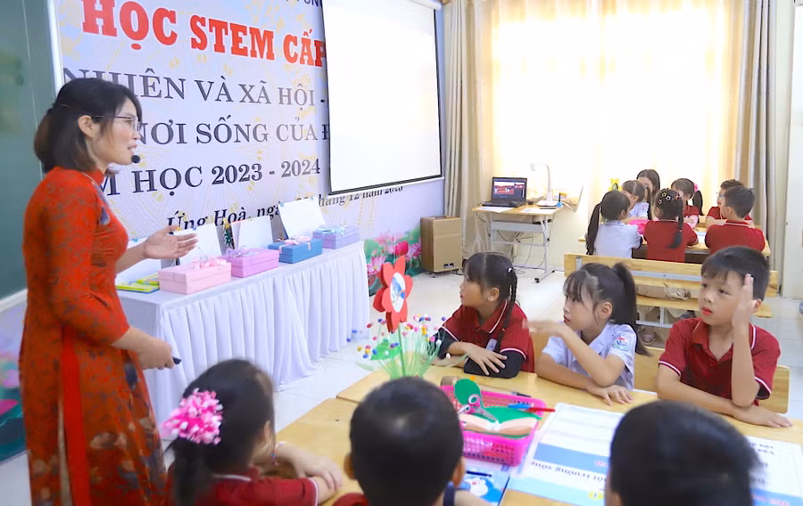 Cô Hoàng Thị Thảo - Trường Tiểu học Vạn Thái (huyện Ứng Hoà) thực hiện tiết dạy chuyên đề STEM cấp thành phố. Ảnh: Lan Anh