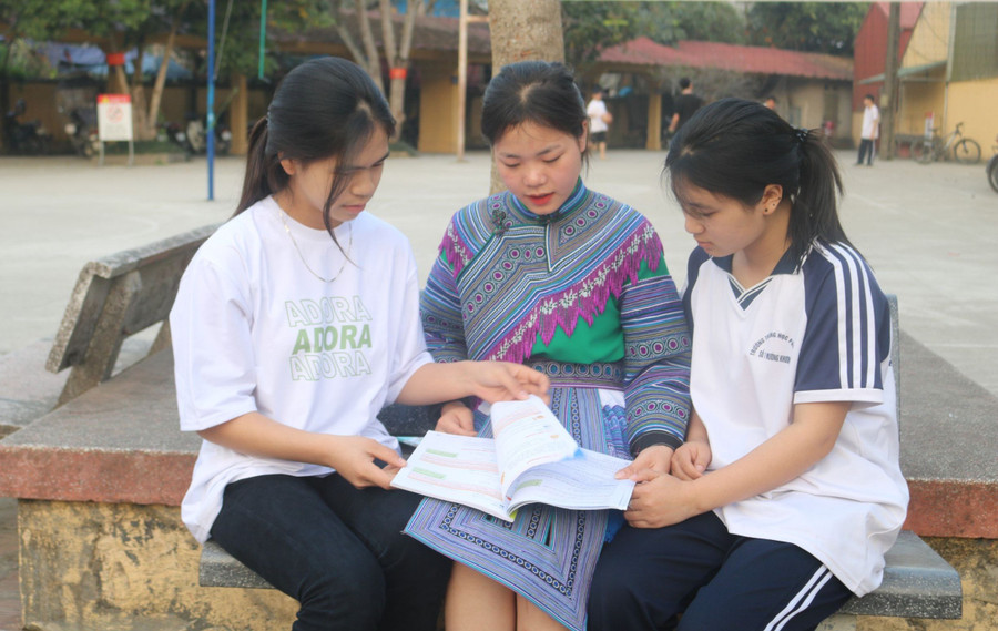 Giàng Thị Số (giữa) cùng các bạn tìm hiểu kiến thức đã học. Giàng Thị Số (giữa) cùng các bạn tìm hiểu kiến thức đã học.