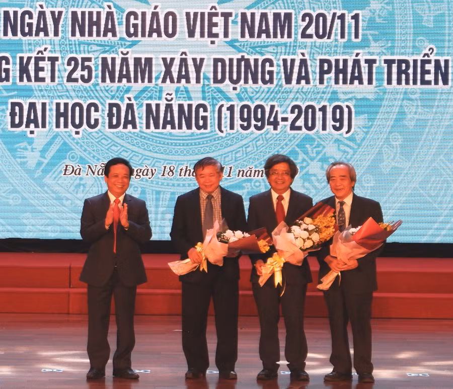 PGS.TS Nguyễn Ngọc Vũ – Giám đốc ĐH Đà Nẵng tặng hoa tri ân các thế hệ lãnh đạo ĐH Đà Nẵng.