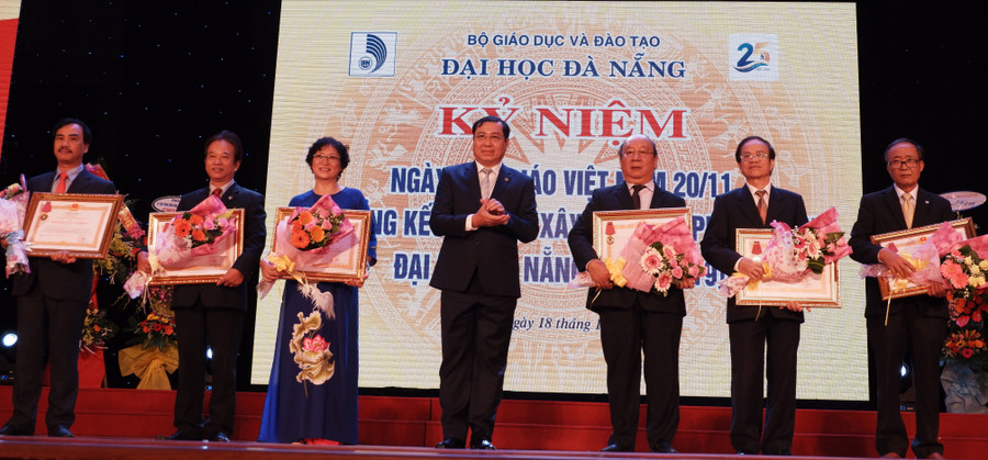 Khen thưởng các cá nhân, tập thể có nhiều thành tích xuất sắc trong giảng dạy và nghiên cứu khoa học.