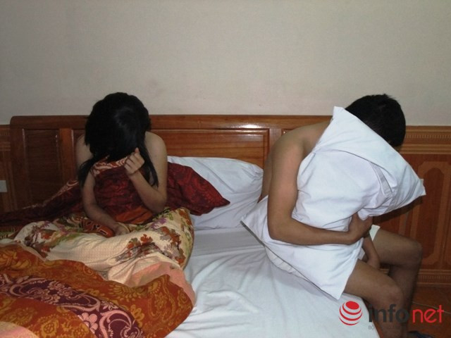 Hai đối tượng đang có hành vi bán dâm bị bắt giữ Hai đối tượng đang có hành vi bán dâm bị bắt giữ