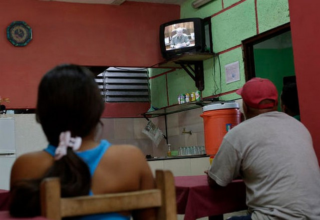 Người dân Cuba theo dõi Chủ tịch Raul Castro phát biểu trên truyền hình về việc bình thường hóa quan hệ với Mỹ. (Ảnh: Reuters)