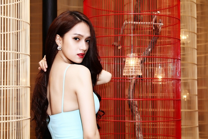 Cả hai thường xuyên đi cùng nhau trong các sự kiện. Criss Lai tỏ ra quan tâm, chăm sóc bạn gái rất kĩ càng.