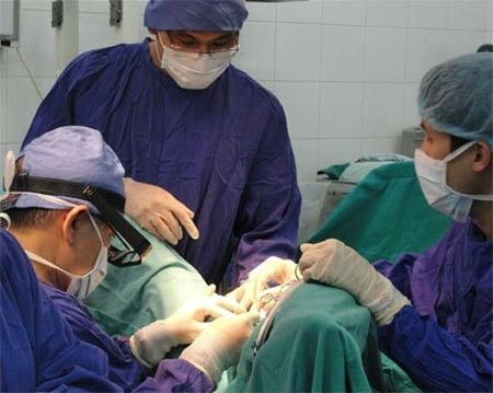 Cận cảnh đàn ông "bơm"... ngực ảnh 5 Cận cảnh quá trình nâng ngực của đàn ông
