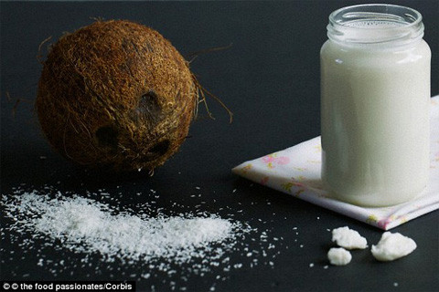 Bạn nấu chín cơm với dầu dừa, sau đó cho vào tủ lạnh làm mát trong 12 giờ