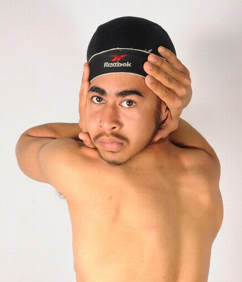 Kinh ngạc màn biểu diễn của người dẻo nhất thế giới ảnh 7 Kinh ngạc với cậu bé có thể vắt chân lên vai - 7